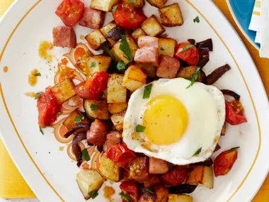Crispy potato and ham with eggs