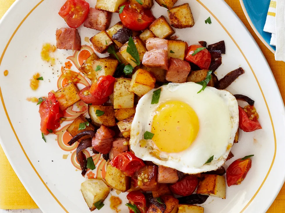 Crispy potato and ham with eggs