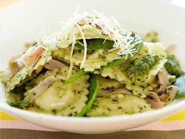 Ravioli with pesto, spinach and ham