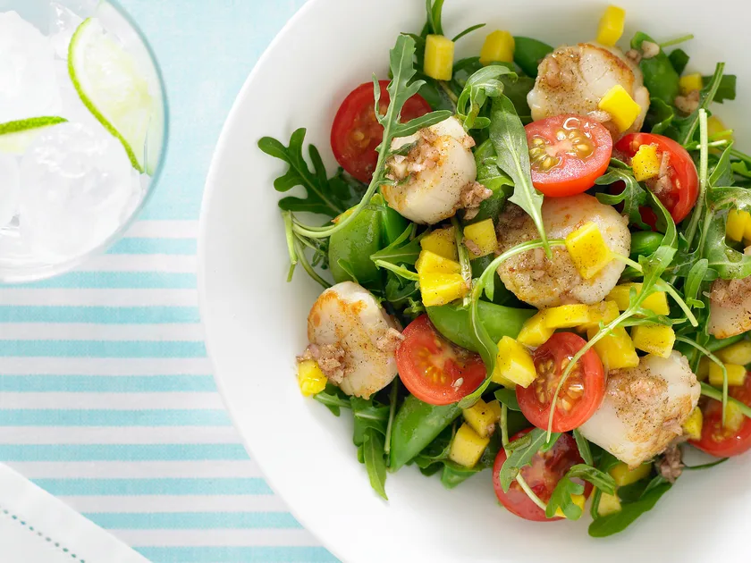 Scallop salad with mango dressing