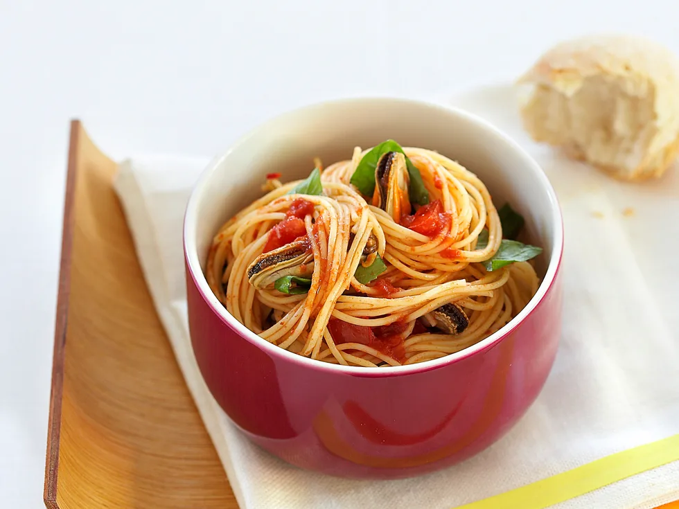 spaghettini with tomato and mussels