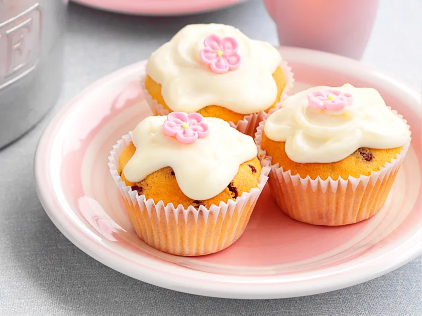 Sultana cupcakes with lemon glace icing