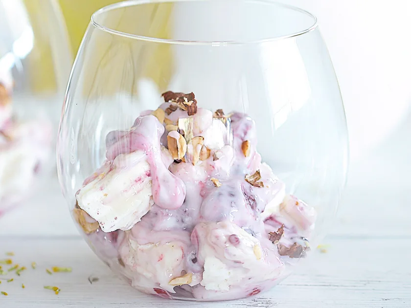 Yoghurt berry fool