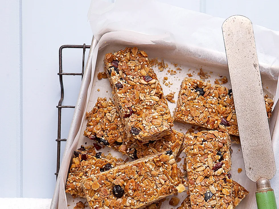 Cinnamon and berry muesli bars