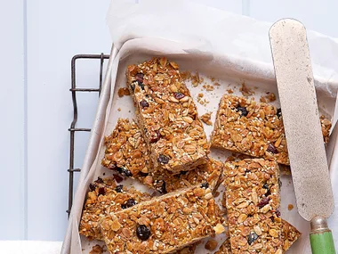 Cinnamon and berry muesli bars