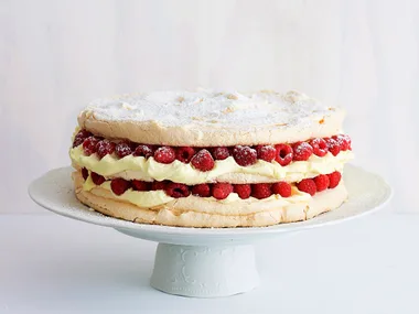 Meringue raspberry stack