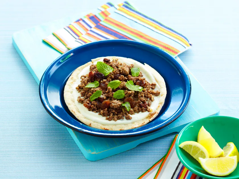 Mini lamb pizza with yoghurt and raisins