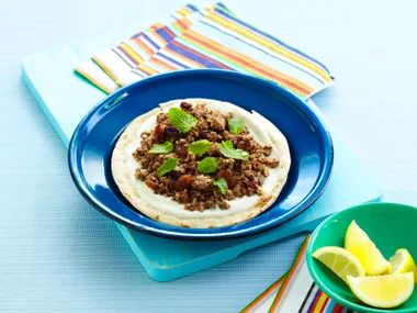 Mini lamb pizza with yoghurt and raisins