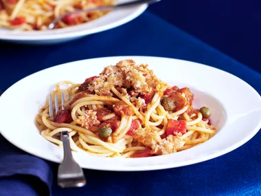 Pesto and tomato pasta with crispy crumbs