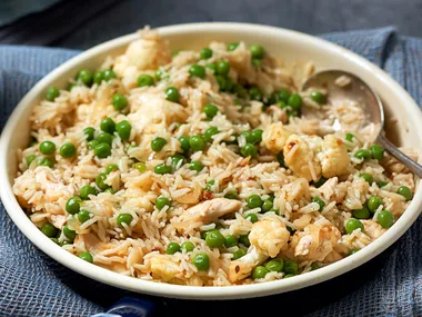 Spiced rice with chicken and peas