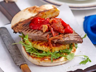 Steak sandwich with cardamom chutney