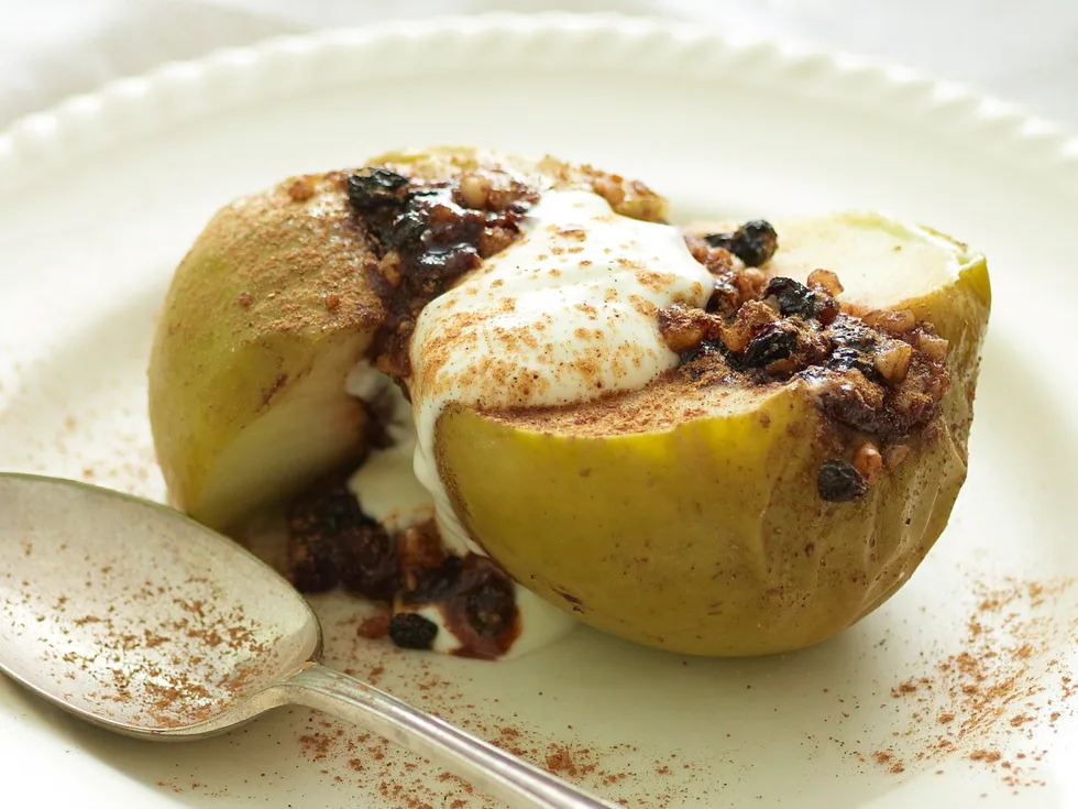 Sticky walnut and currant apples