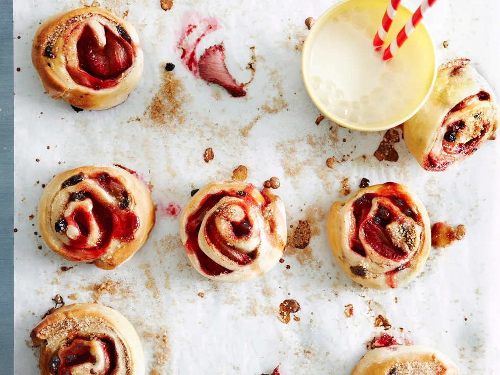 Strawberry and cinamon pizza scrolls