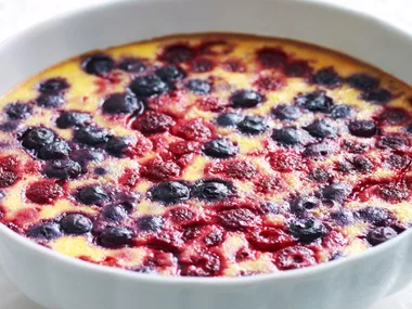 Yoghurt baked with mixed berries