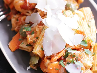 Rigatoni with braised chicken and olives