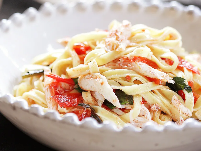 Tagliatelle with fresh tomato and crab