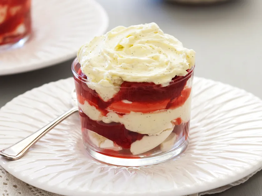 Rhubarb eton mess