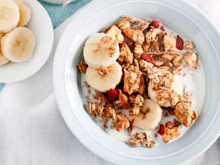 Almond, apple and goji berry muesli