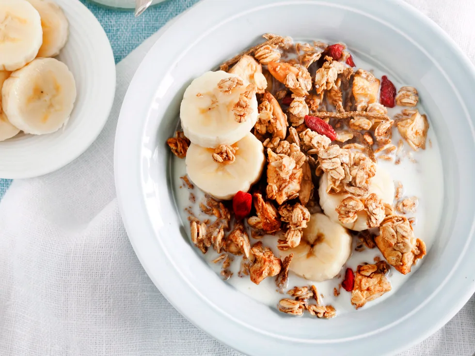 Almond, apple and goji berry muesli