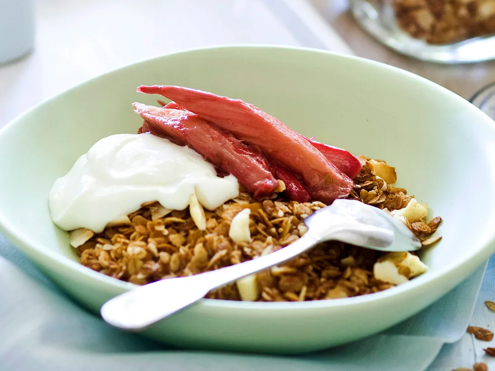 Apple and cinnamon granola