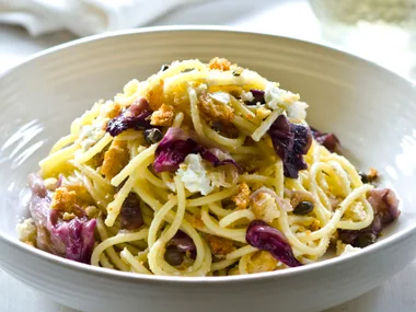 spaghetti with radicchio, goat's cheese and garlic crumbs
