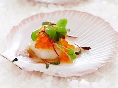 Seared scallops with salmon pearls