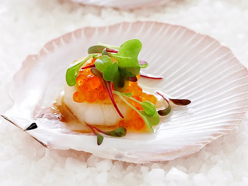 Seared scallops with salmon pearls