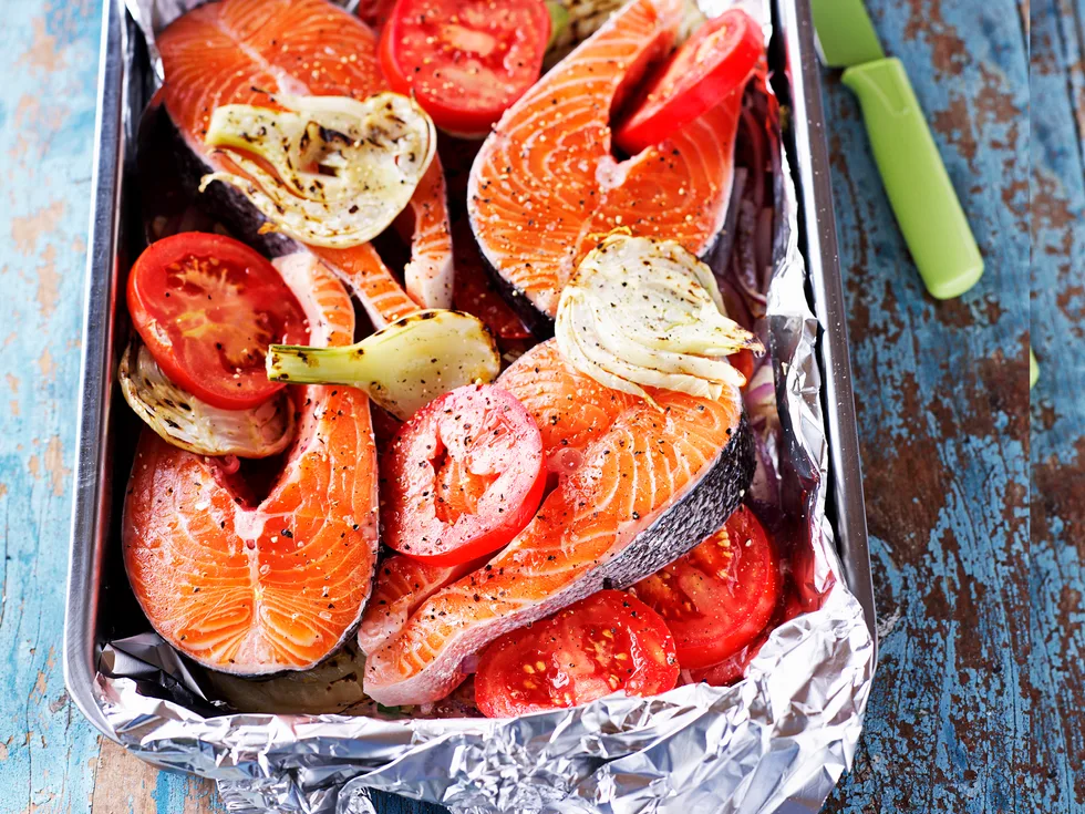 Baked salmon with fennel and tomato