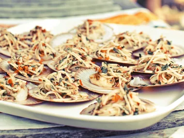 BBQ scallops with apple and chilli lime dressing