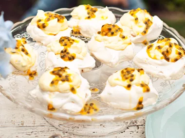 Chewy meringues with passionfruit cream