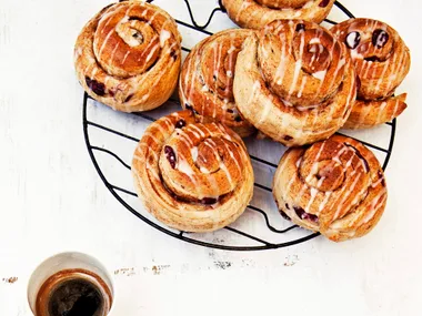 Cranberry and cinnamon snail buns