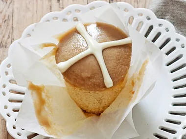 hot cross cupcakes