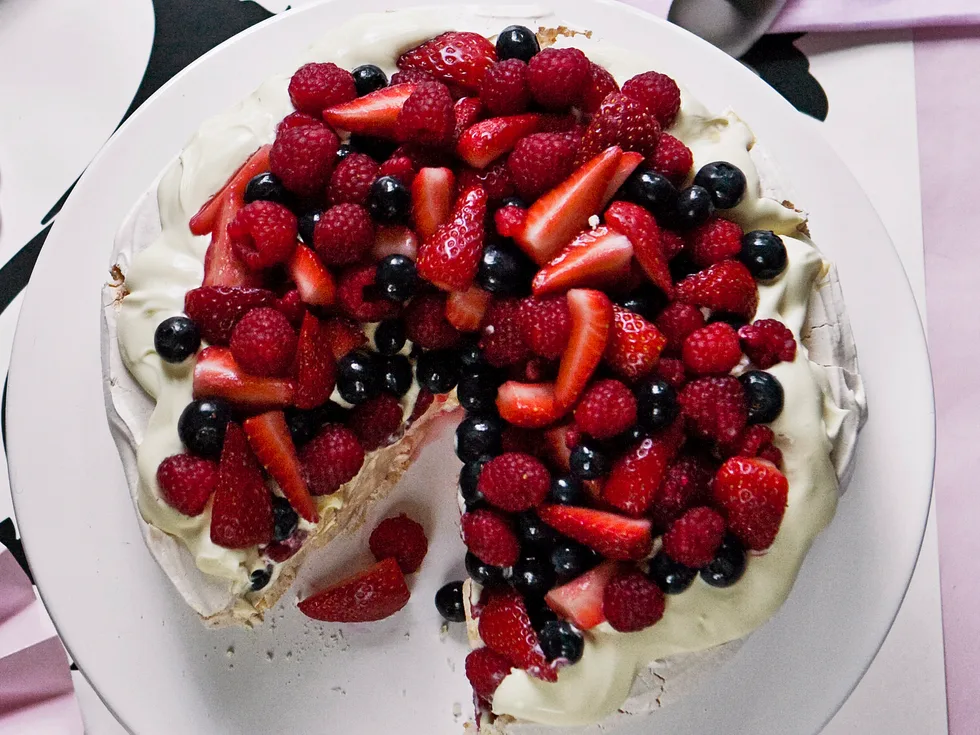 summer berry pavlova