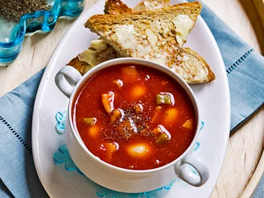 Tomato, bean and bacon soup