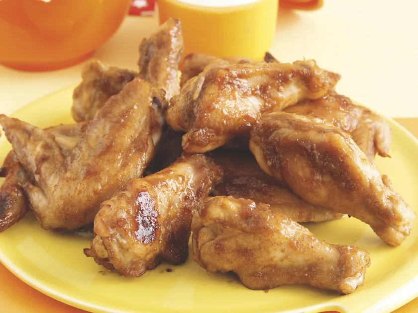 Buffalo wings with ranch dressing