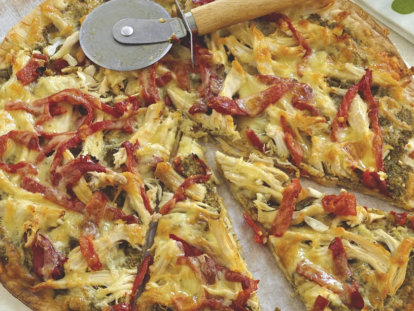 Green olive chicken pizza