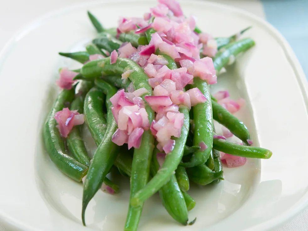 green beans with lemon and red onion