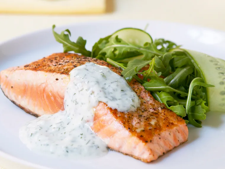 grilled salmon with yoghurt and dill sauce