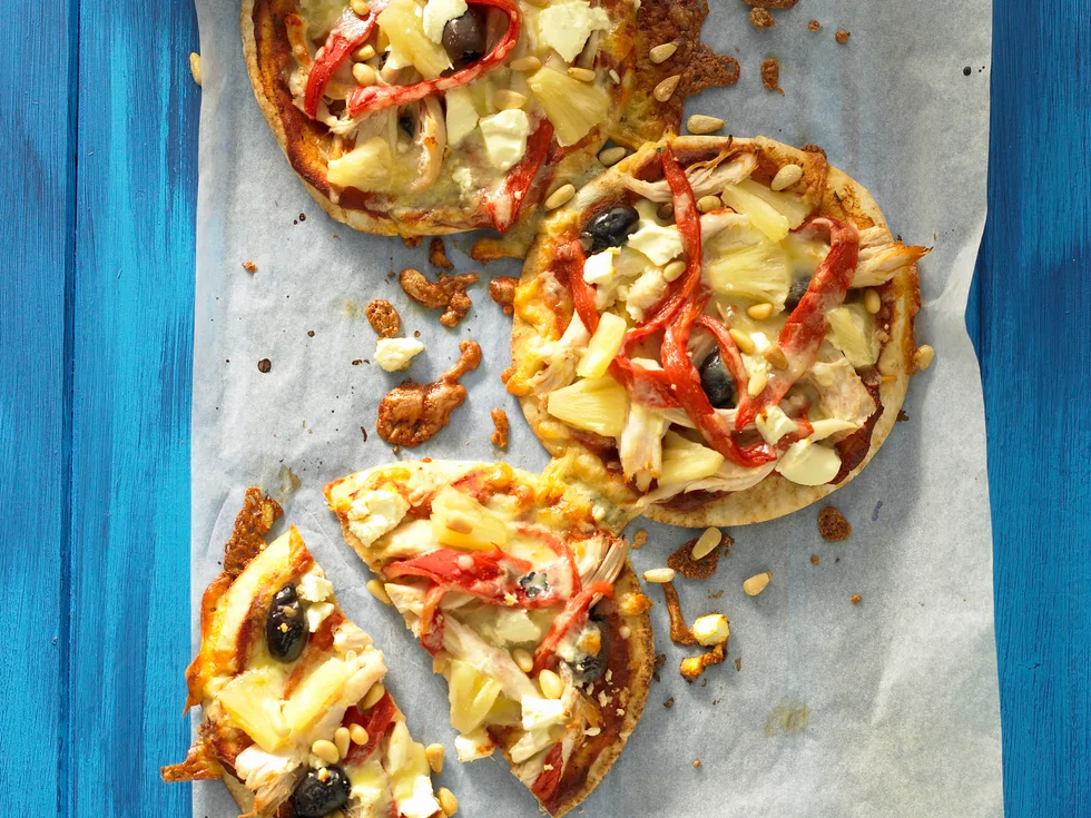 mini chicken and olive pizzas