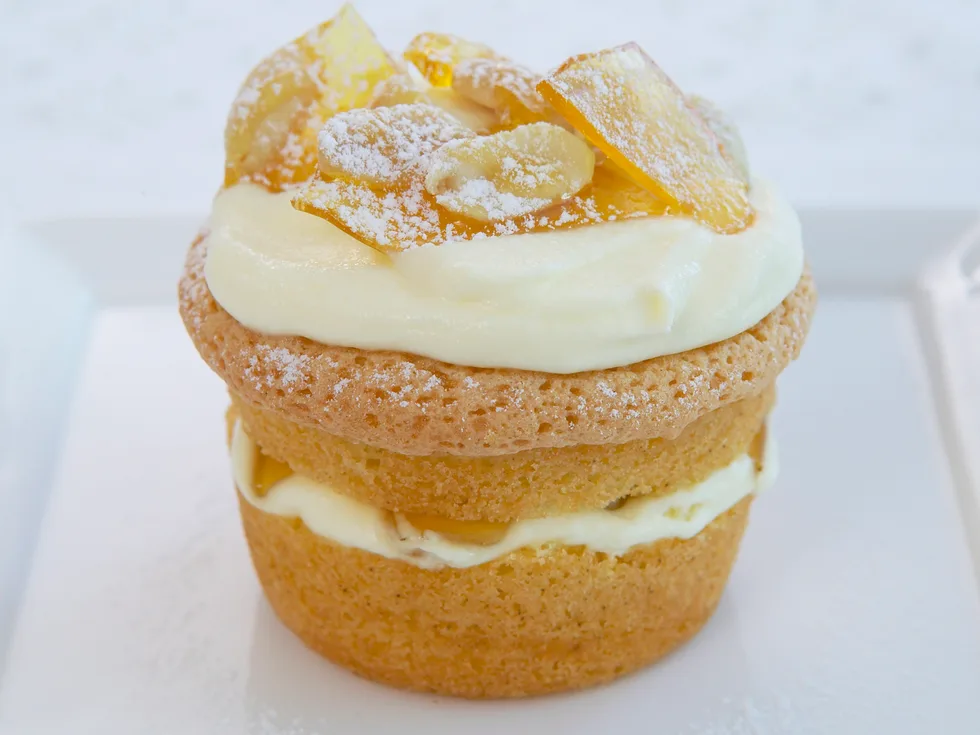 mini sponge cakes with cream and praline