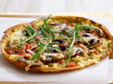 Pesto and bacon pizza