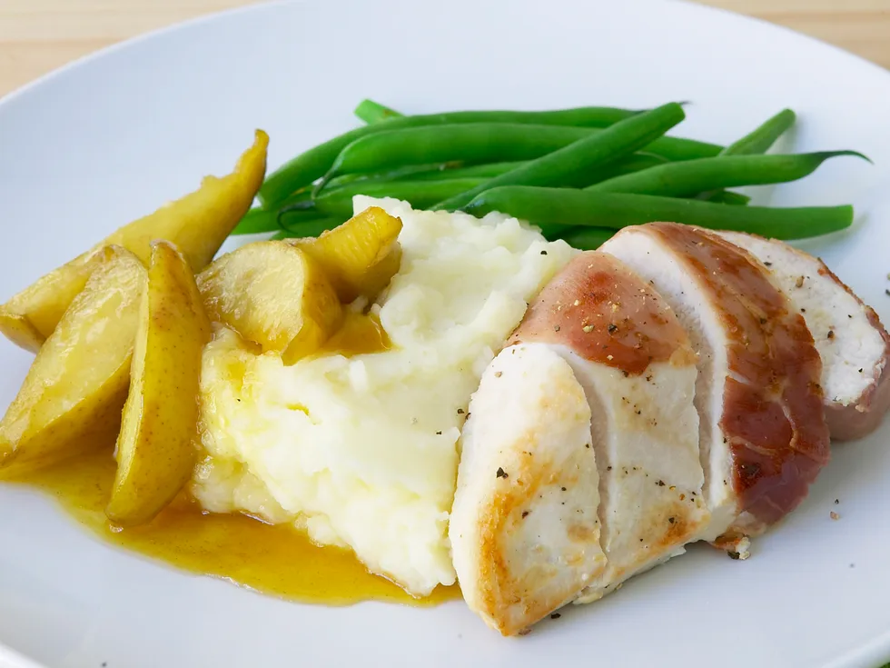 prosciutto wrapped chicken breast with maple pears