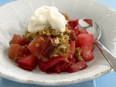 Apple and rhubarb crumble