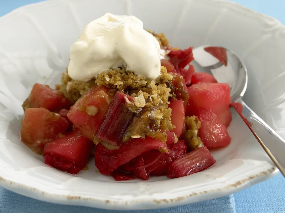Apple and rhubarb crumble