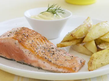 salmon fillet with lime mayonnaise and crispy wedges