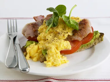 scrambled eggs with bacon and avocado