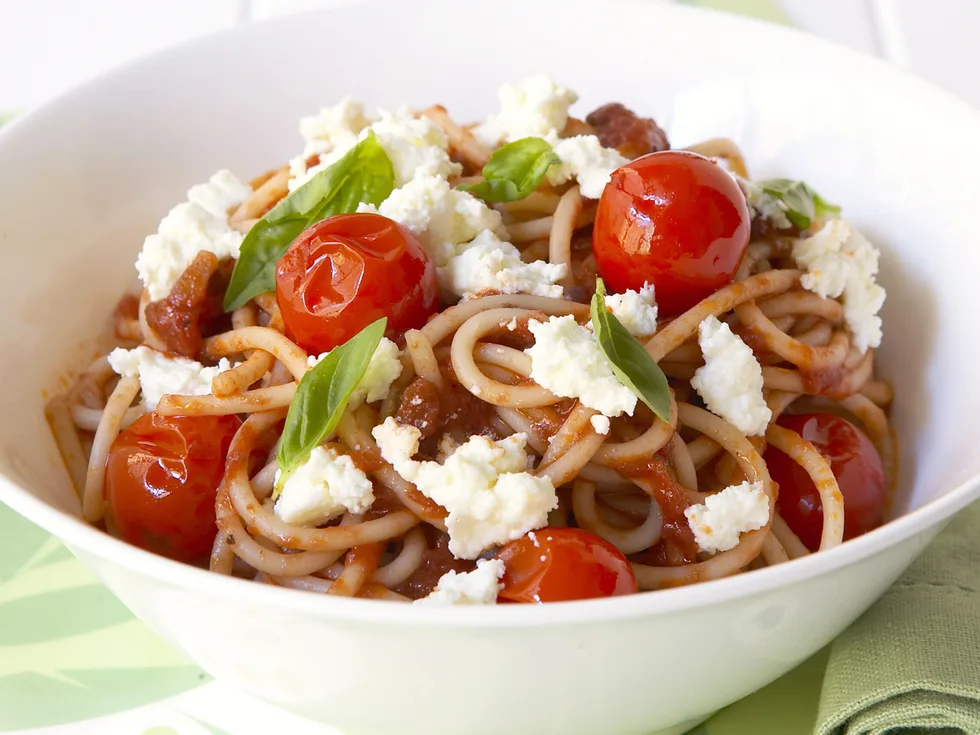 spaghetti with red wine and ricotta