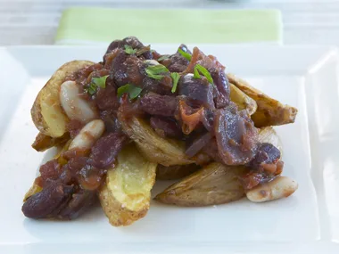 spicy beans with potato wedges