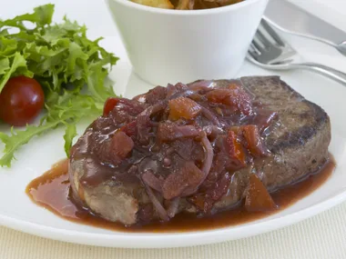 steak with tomato, onion and red wine sauce