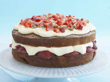 strawberry and walnut cake